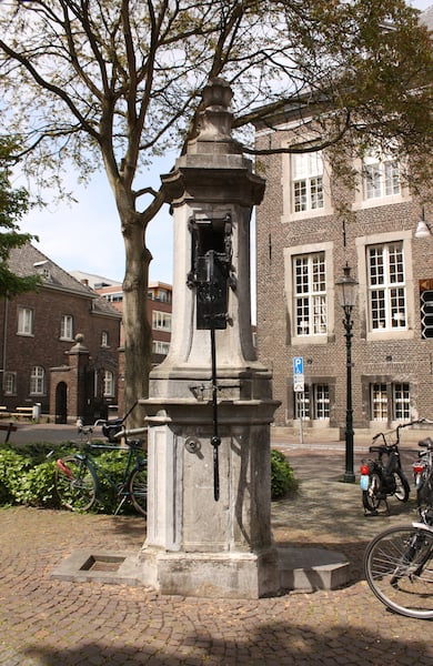 Historische hardstenen Johannes Nepomucenus-pomp op het Munsterplein in Roermond